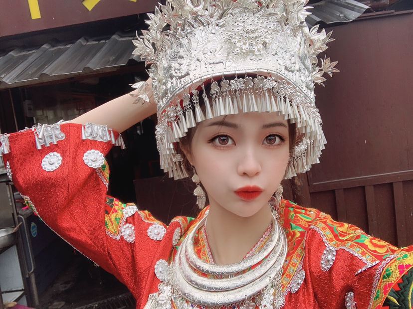 火热大方的苗族女孩，年轻漂亮温柔，可亲吻