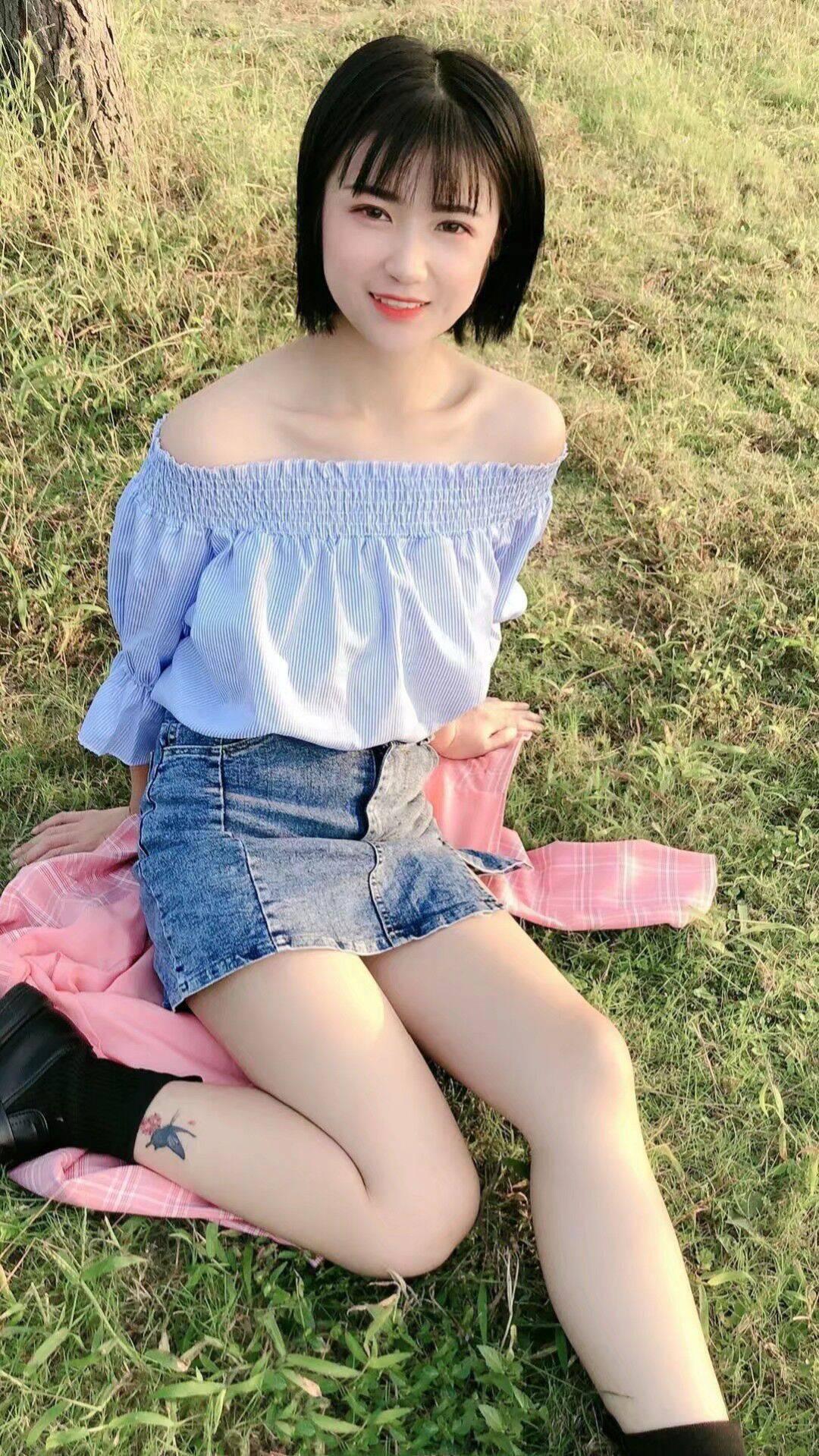 元气满满的清纯姑娘，百粉百的小粉b，甜蜜蜜舔个够